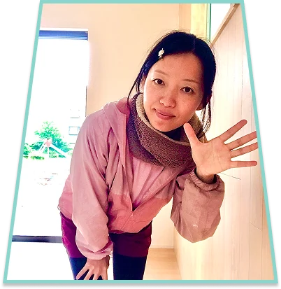 手を振る女性職人