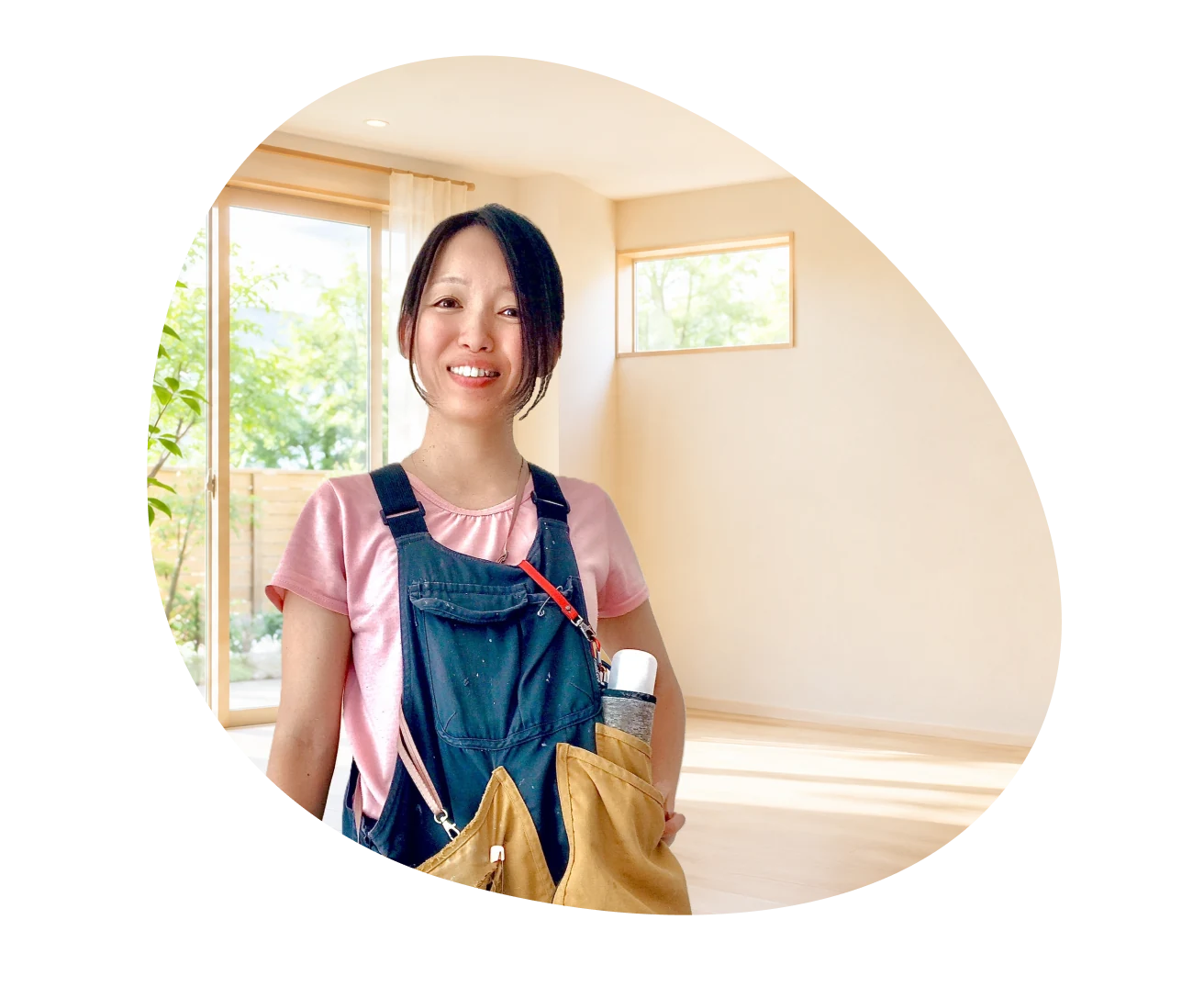 室内で笑顔の女性職人